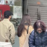 黄轩与女友在皇后镇被偶遇二人都晒黑他自拍差但拍女友美！自拍正面